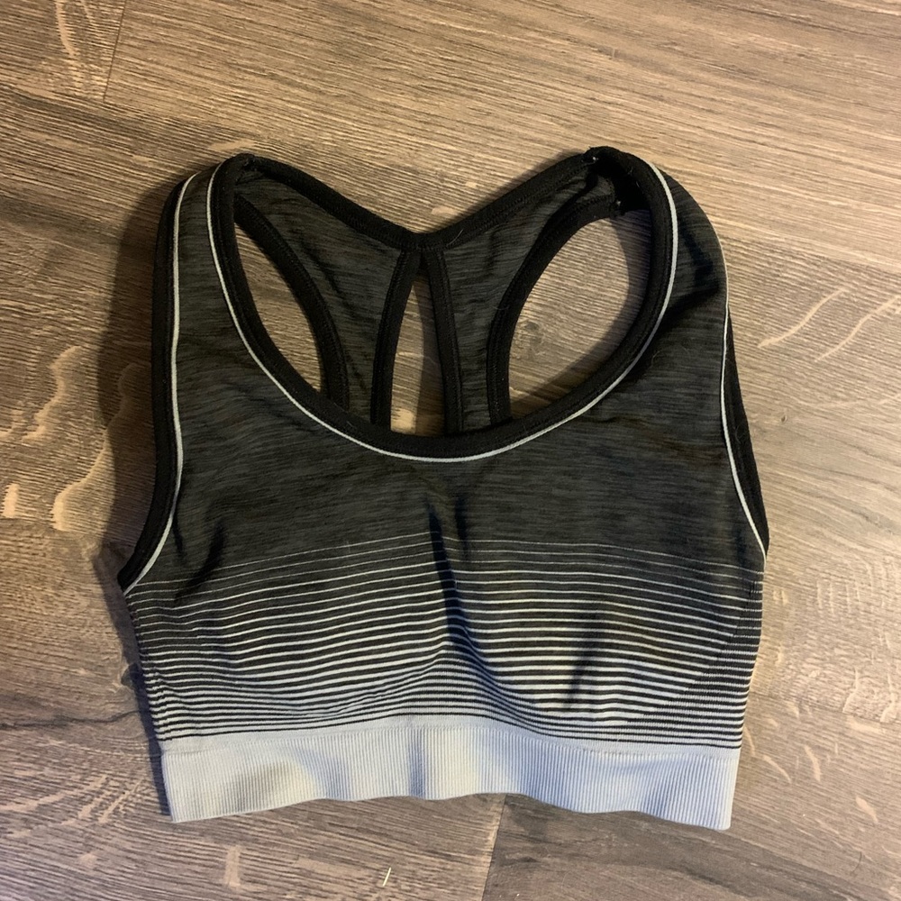 women’s size small sports bra